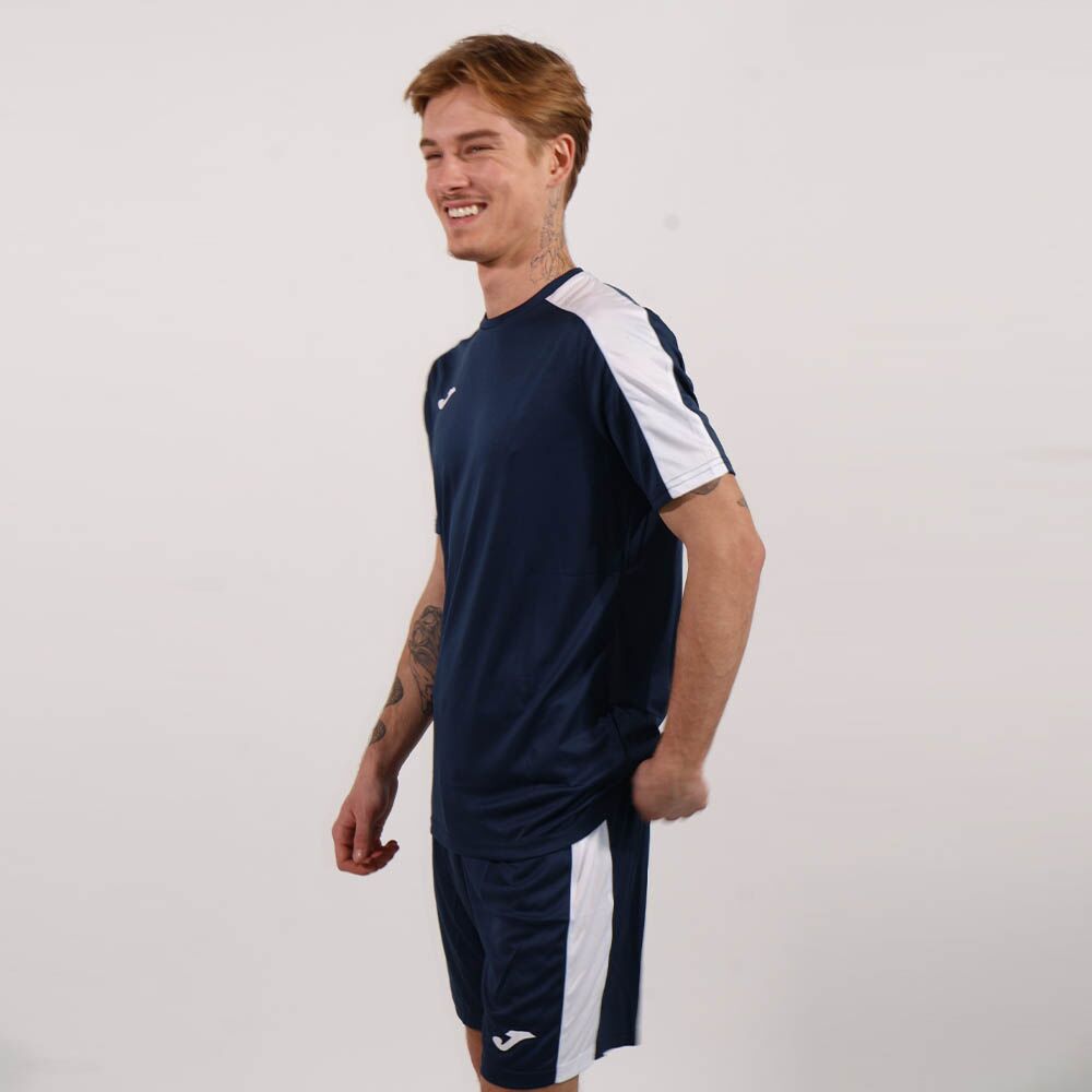 הדוגמן: קווין אוקסמן לובש מידה מדיום, שוקל 64 ק״ג וגובהו 170 ס״מ