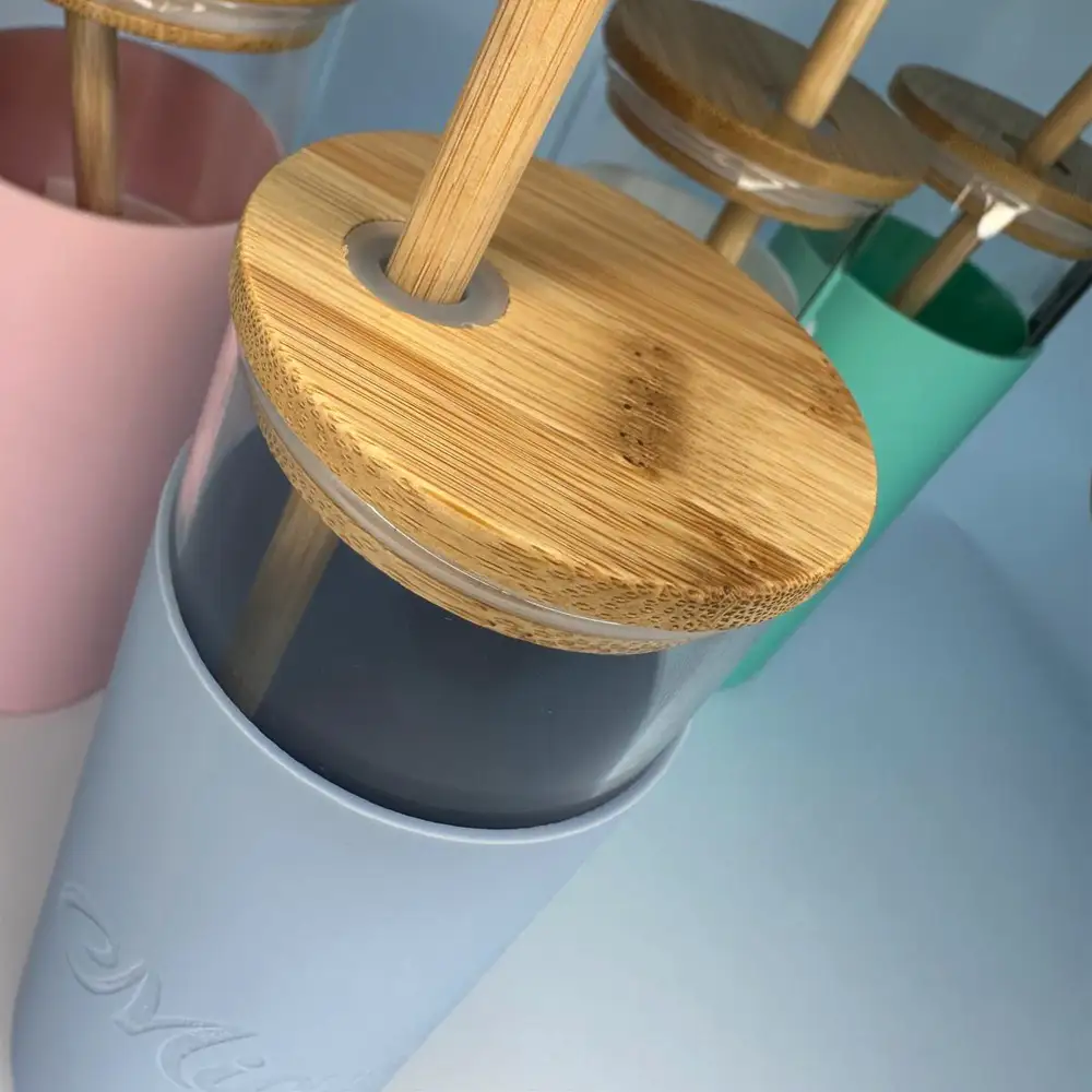 כוס זכוכית עם מכסה במבוק וקש דגם לאוס 500 מ״ל – תמונה 10