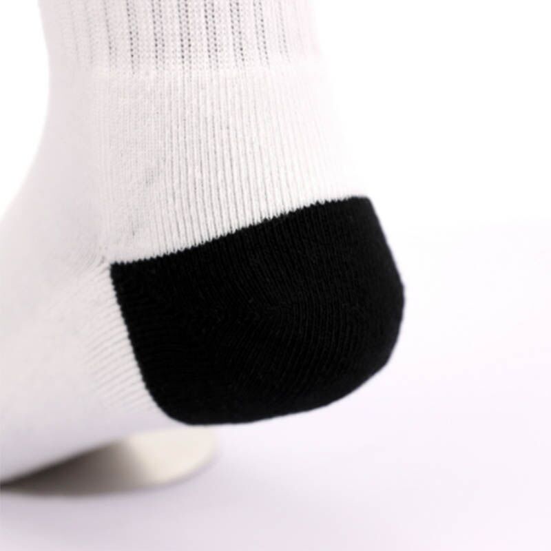 גרביים לבנות עם קצה ועקב שחורים בעיצוב עצמי – תמונה 3