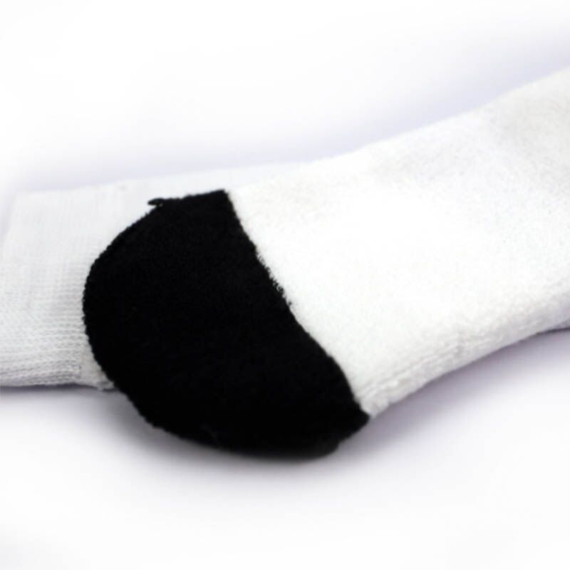 גרביים לבנות עם קצה ועקב שחורים בעיצוב עצמי – תמונה 4