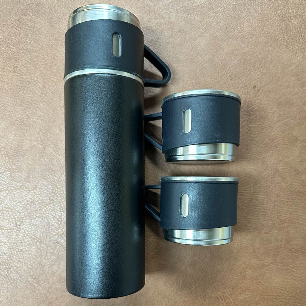 תרמוס שחור 750 מ״ל עם שתי כוסות לחריטה בלייזר – תמונה 2